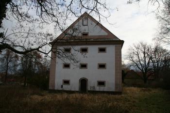 Čelo zámku ( © Petr Nožička 01/2008)