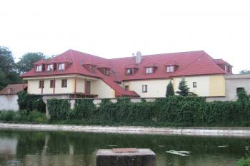 Bývalá tvrz v Cerhenicích ( © Pavel Vítek 05/2007)