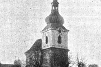 kostel od severu na počátku 20. století (© Antonín Podlaha: Posvátná místa království Českého; Díl 1. Vikariáty: Českobrodský, Černokostelecký, Mnichovický a Prosecký, Dědictví sv. Jana Nepomuckého, Praha 1907)