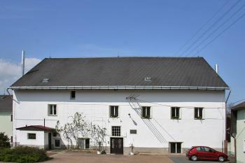 Jižní průčelí tvrze ( © Luděk Pitter 05/2007)