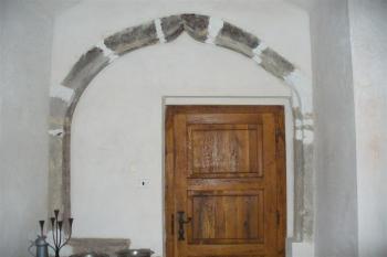zazděný gotický portál v paláci (© zdeněk komínek, 04/2007)