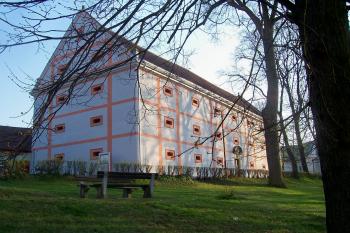 Barokní sýpka před bránou (© Michal Schuster, 04/2009)