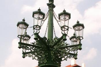 Rekonstrukci osmiramenného kandelábru provedl podle návrhu architekta Aleše Lonsbauera sochař Eduard Veselý. ( © Miroslav BITTER 05/2007)
