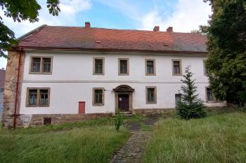 fara u kostela (© Stanislav Drda 07/2025)
