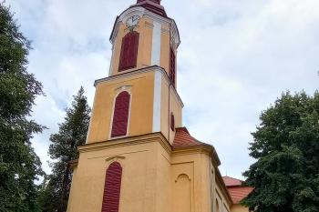 západní průčelí kostela s hlavním vchodem (© Stanislav Drda  07/2025)