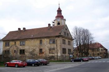 pohled z ulice na faru s kostelem (© Stanislav Drda 04/2007)
