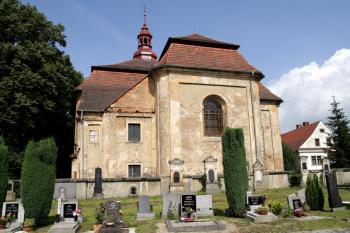 pohled ze hřbitova za kostelem (© Stanislav Drda, 07/2009)