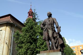 socha císaře Josefa II. v parčíku za kostelem (© Stanislav Drda, 07/2009)