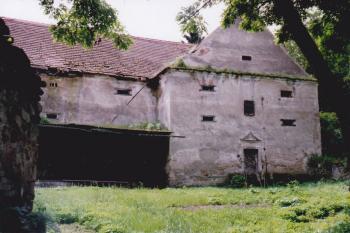 Jihovýchodní křídlo, pohled od brány (© Lukáš Pechánek, 07/2004)