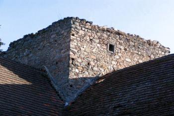 horní část věže od západu ( © Pavel Zany Komárek 8.1. 2005)