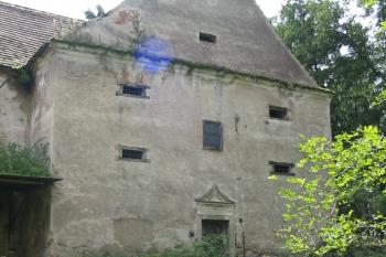 západní budova sýpky - průčelí (© Anna Hladíková, 8/2008)
