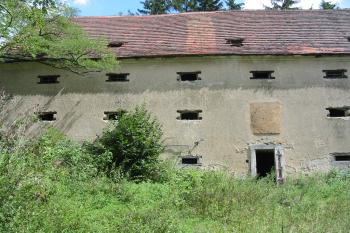 hlavní vstup-nad ním zbytek slunečních hodin? (© Anna Hladíková, 8/2008)