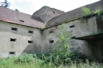 věž mezi oběma sýpkami (© Anna Hladíková, 8/2008)