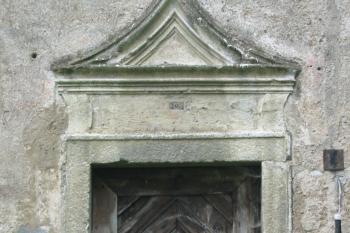 portál nad vstupem do západní budovy sýpky (© Anna Hladíková, 8/2008)