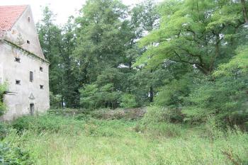 menší (západní) sýpka a opevnění (© Anna Hladíková, 8/2008)