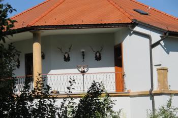 lovecká tématikla jv.verandy připomíná původní účel zámečku (© D Dohňanský, 07/2017)
