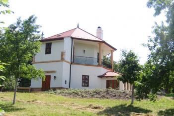 Bývalý lovecký zámeček. ( © Pavel Vítek 06/2007)