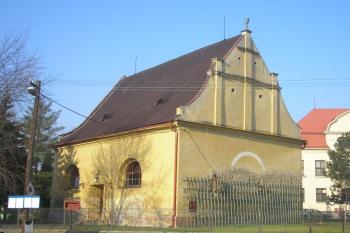 celkový pohled od řeky Veličky ( © Ondřej Štěpánek 06/2007)