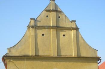 štít kostela se zbytky původního vchodu ( © Ondřej Štěpánek 06/2007)