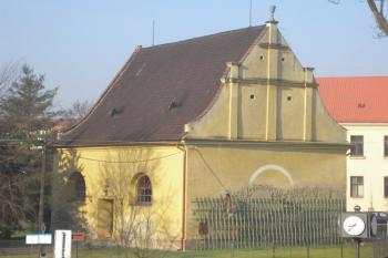 celkový pohled od řeky Veličky ( © Ondřej Štěpánek 06/2007)