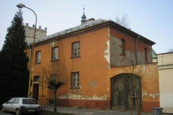 pohled na budovu špitálu s vraty do dvora ( © Ondřej Štěpánek 06/2007)