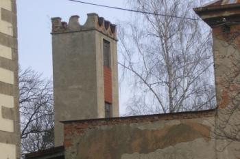 objekt s cimbuřím ( © Ondřej Štěpánek 06/2007)