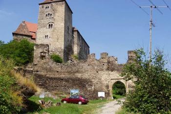 Vstupní část hradu Hardegg ( © Jan P. Štěpánek 06/2007)