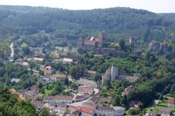 Celkový pohled na hrad a městečko Hardegg ( © Jan P. Štěpánek 08/2005)