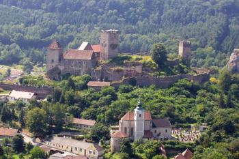 Pohled z tzv. Hardeggské vyhlídky na české straně Dyje k hradu Hardegg ( © Jan P. Štěpánek 08/2005)