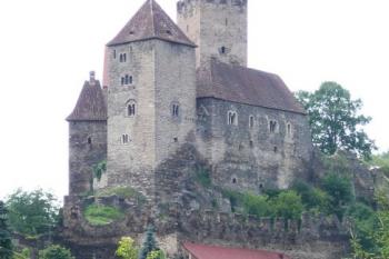 pohled na hrad z mostu přes Dyji ( © Jan P. Štěpánek 07/2009)