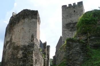 přístup úzkým koridorem z dolního hradu do vlastního jádra ( © Jan P. Štěpánek 07/2009)
