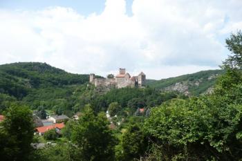 celkový pohled na hrad Hardegg od jihu ( © Jan P. Štěpánek 07/2009)