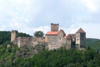 celkový pohled na hrad Hardegg od jihu ( © Jan P. Štěpánek 07/2009)