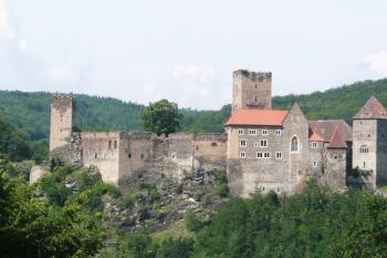 celkový pohled na hrad Haardeg od silnice do vnitrozemí Rakouska ( © Jan P. Štěpánek 07/2009)