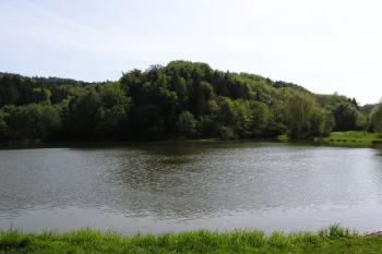 Pohled přes nádrž Čertův rybník k západu ( © Jan P. Štěpánek 05/2007)