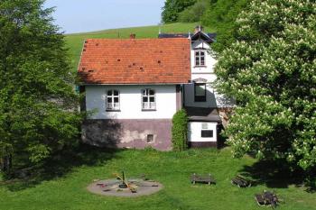 Čertův mlýn z hráze rybníka ( © Jan P. Štěpánek 05/2007)