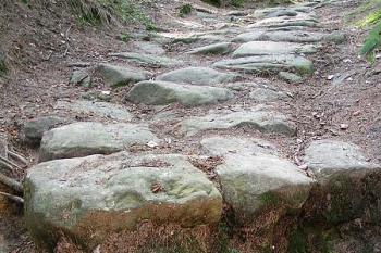 Pozvolna se rozpadající kamenná přístupová cesta ( © Petr Turyna 08/2005)