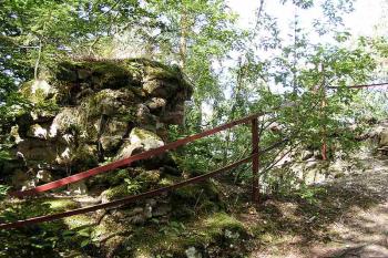 Nevýrazný štěp zdiva zadního paláce poblíž vyhlídkové plošiny ( © Petr Turyna 08/2005)