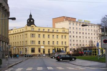 Pohle z Nádražní třídy na starší i novější část hotelu Imperial ( © Jan P. Štěpánek 03/2007)