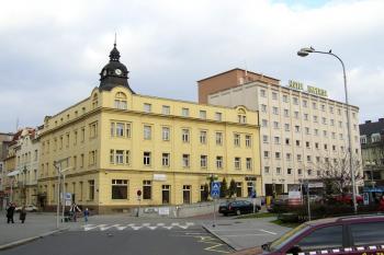 Celkový pohled na starší a novější část hotelu Imperial ( © Jan P. Štěpánek 03/2007)