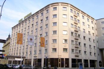 Nároží novější části hotelu Imperial ( © Jan P. Štěpánek 03/2007)
