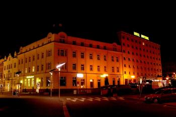 pohled na starší část hotelu v noci ( © Jan P. Štěpánek 03/2008)