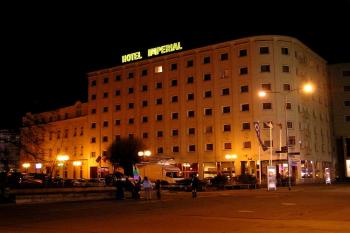 mladší část hotelu v noci ( © Jan P. Štěpánek 03/2008)