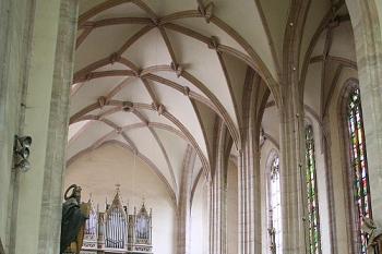 Průhled hlavní lodí od presbytáře (© Ivan Grisa, 09/2008)