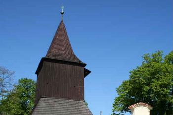 Zvonice a brána na hřbitov od východu (© Ivan Grisa, 05/2008)