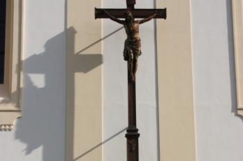 Velký litinový krucifix u jižního boku kostela ( © Ivan Grisa 07/2009)