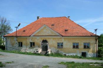 Hlavní průčelí ( © Luděk Pitter 05/2007)