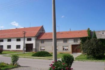 Tvrz - Dětkovice- Domy na místě tvrze s dvorcem. Zprava dům čp.17 a 18. (© Ivo Rozehnal, 06/2007)