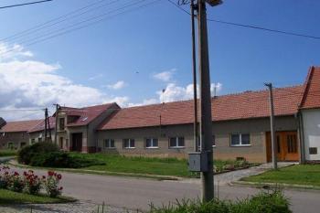 Tvrz - Dětkovice- Domy na místě tvrze a dvorce. Zprava čp.19 a 20. (© Ivo Rozehnal, 06/2007)