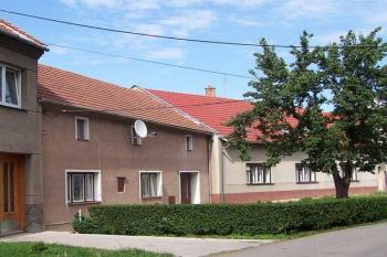 Tvrz - Dětkovice- Domy na místě tvrze a dvorce. Zprava čp.20 a 21. (© Ivo Rozehnal, 06/2007)